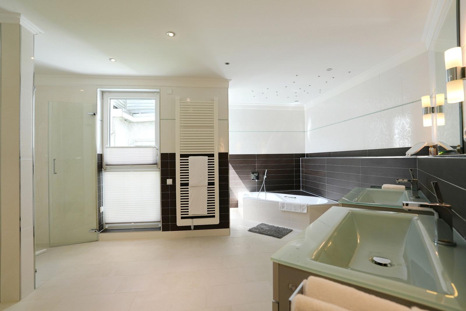 Bad mit Dusche, Badewanne und Doppelwaschbecken.