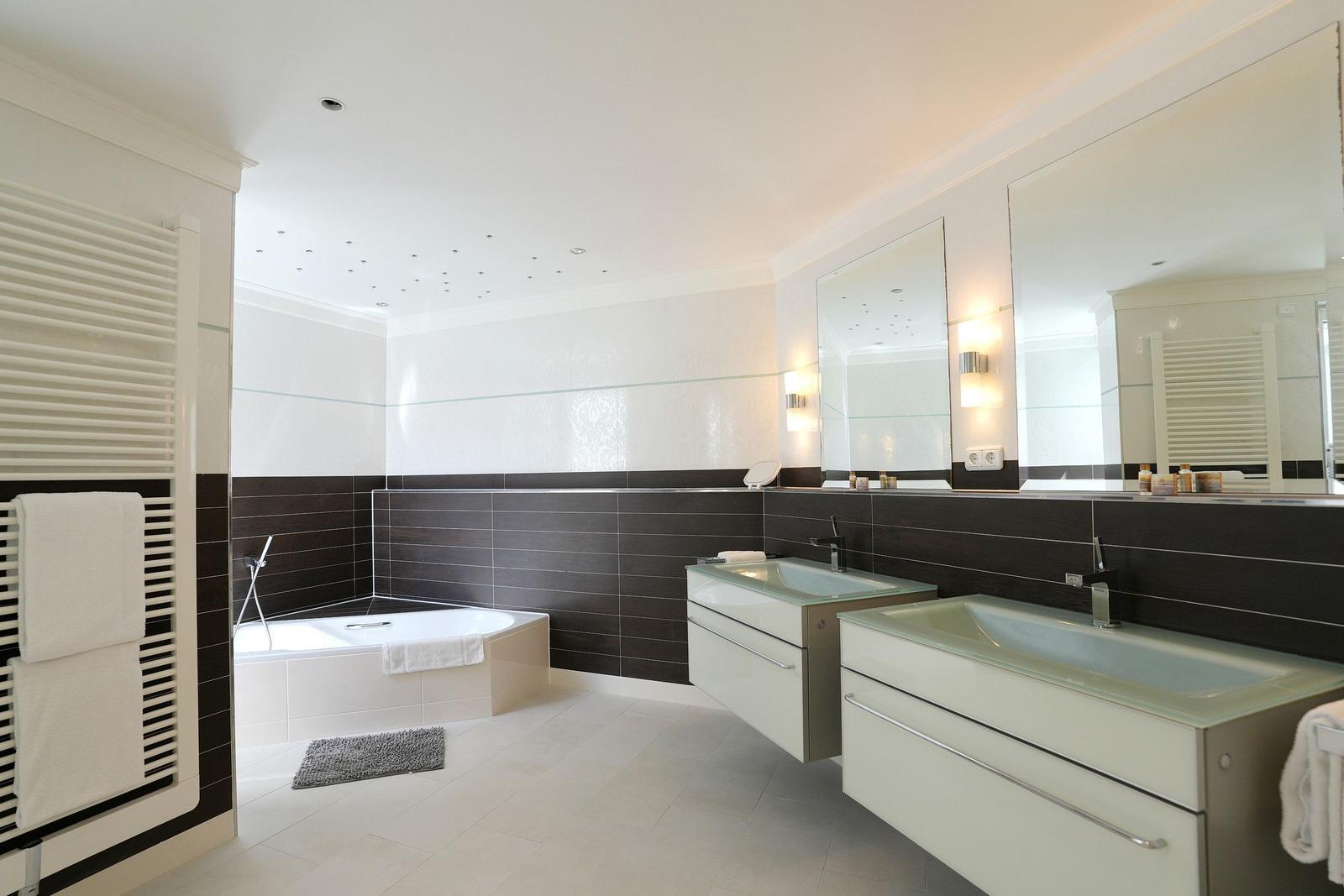 Moderne Badewanne mit Doppelwaschbecken und Heizkörper