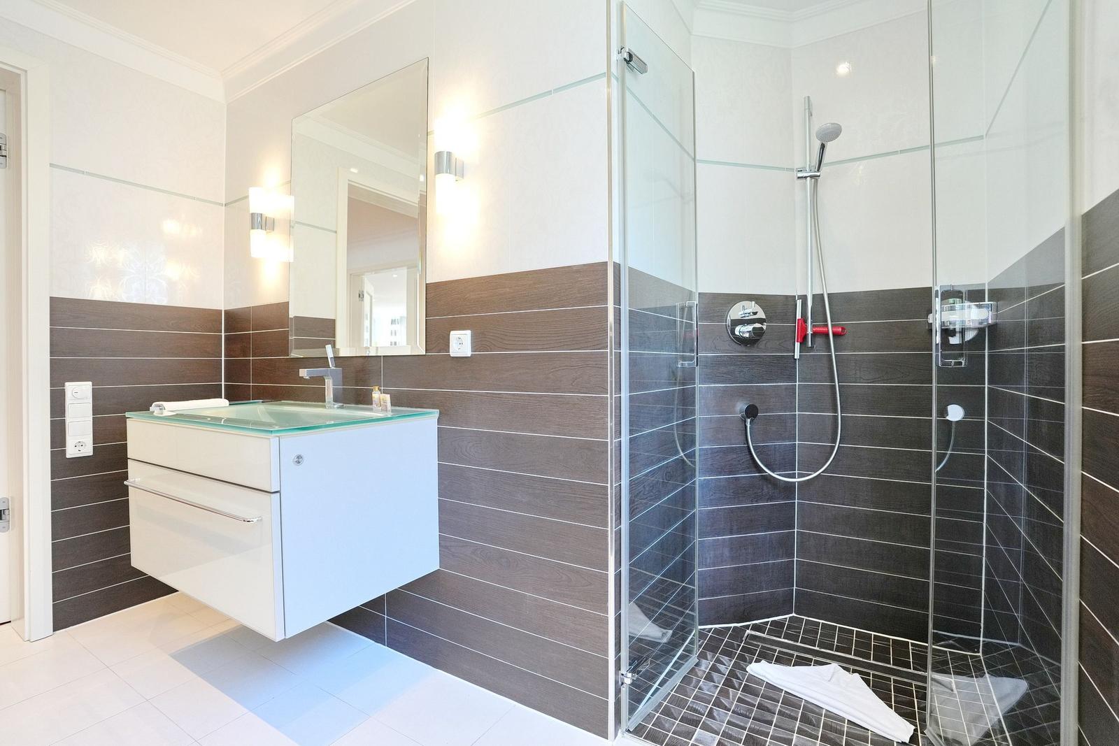 Badezimmer mit Dusche und Waschbecken
