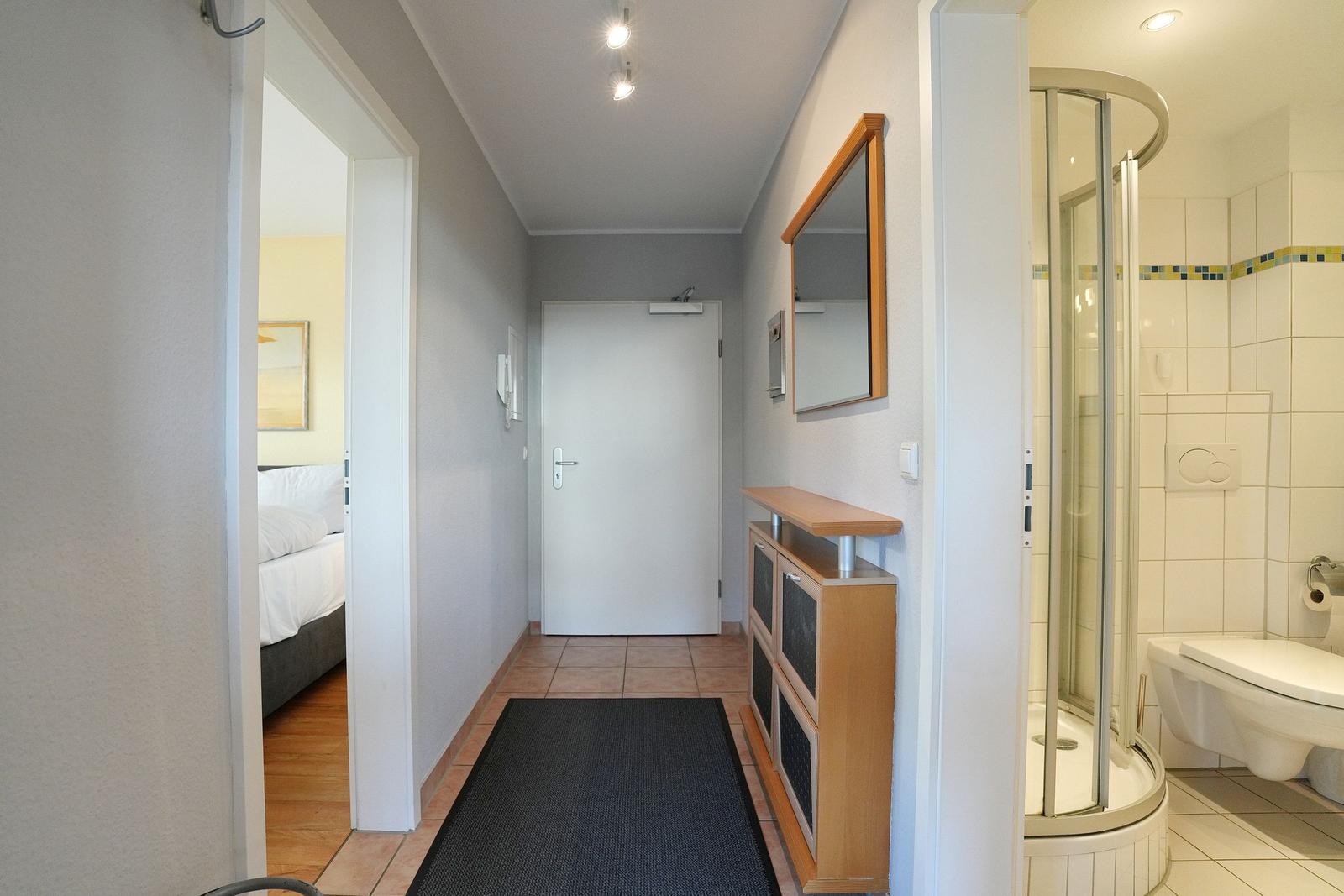 Flur mit Schlafzimmer und Badezimmer mit Dusche