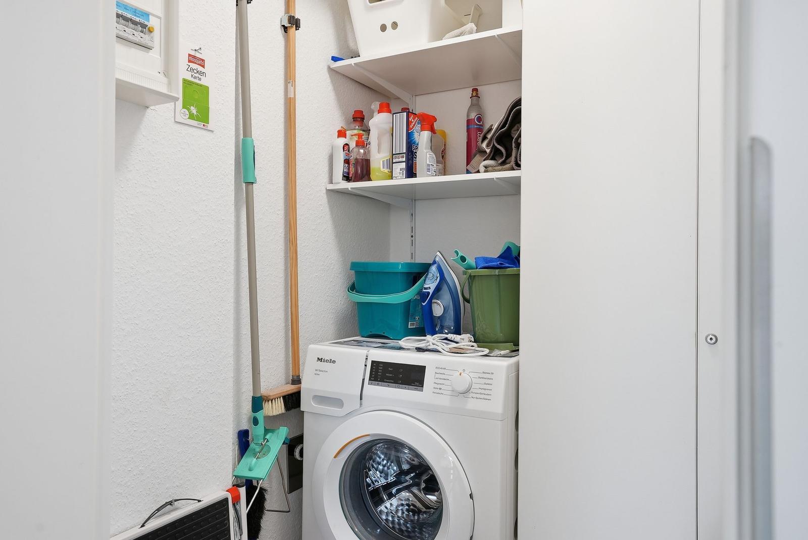 Waschmaschine mit Aufbewahrung für Reinigungsmittel und Pflegeutensilien