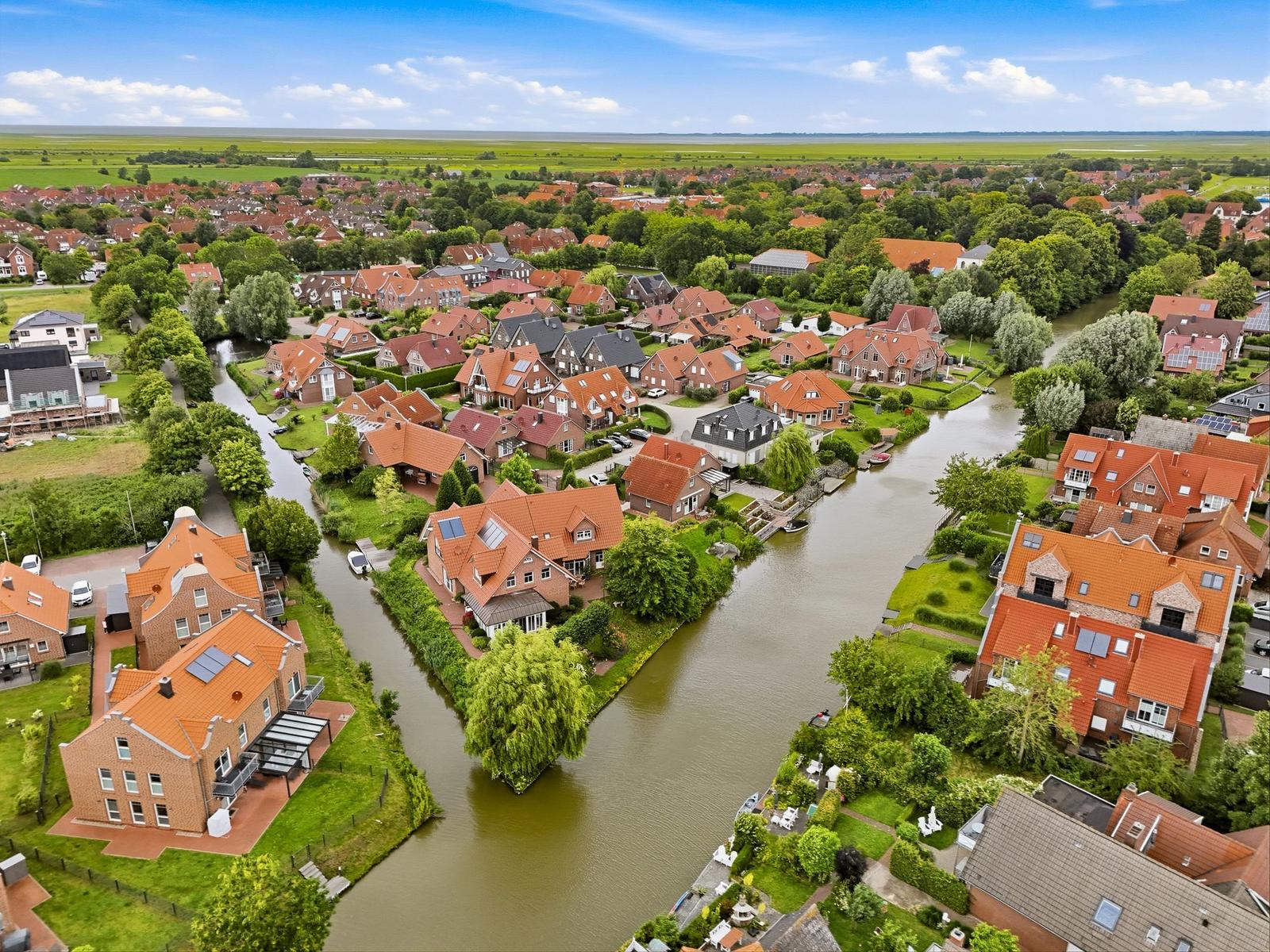 Aussicht auf Wohngebiet mit Kanälen und grünen Flächen