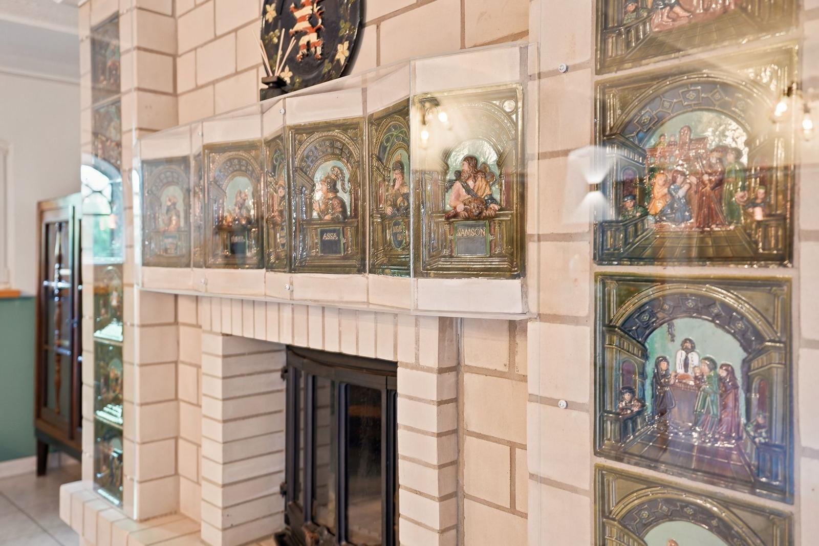 Mantel über Kamin mit Glasbildern biblischer Szenen
