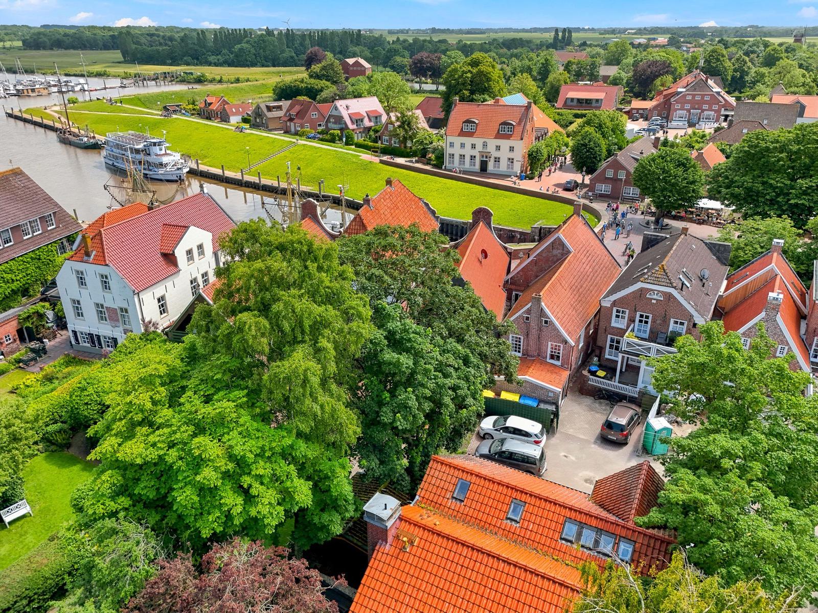 Aussicht auf historische Häuser mit roten Dächern am Wasser