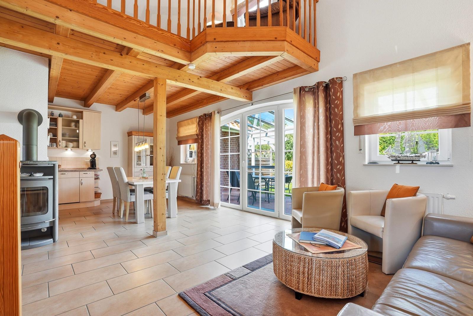 Wohnung mit Essbereich, Holzdecke und Balkon. Möbliert mit Sofa und Tisch.