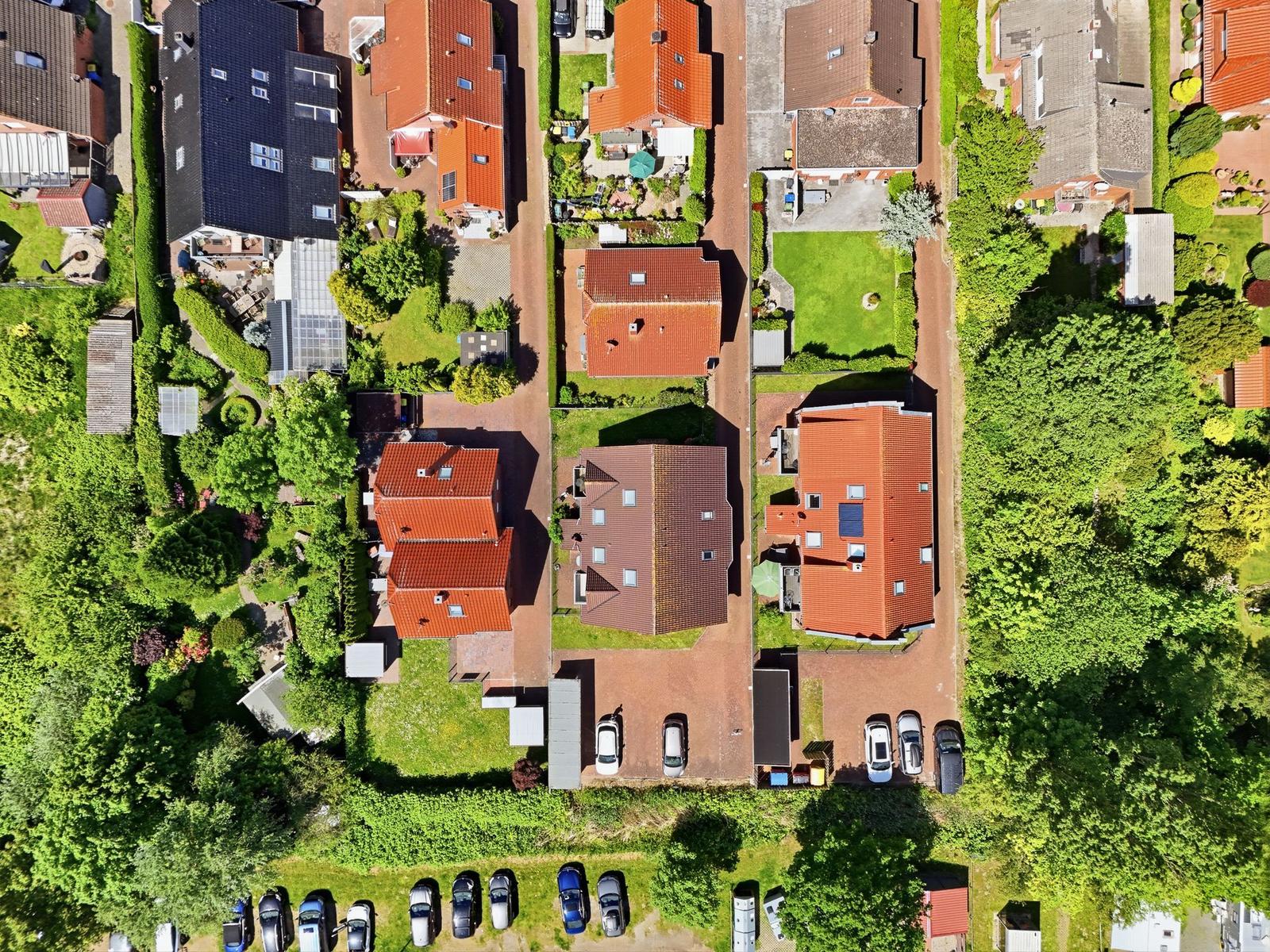 Luftbild von Wohnhäusern mit Gärten und Parkplätzen