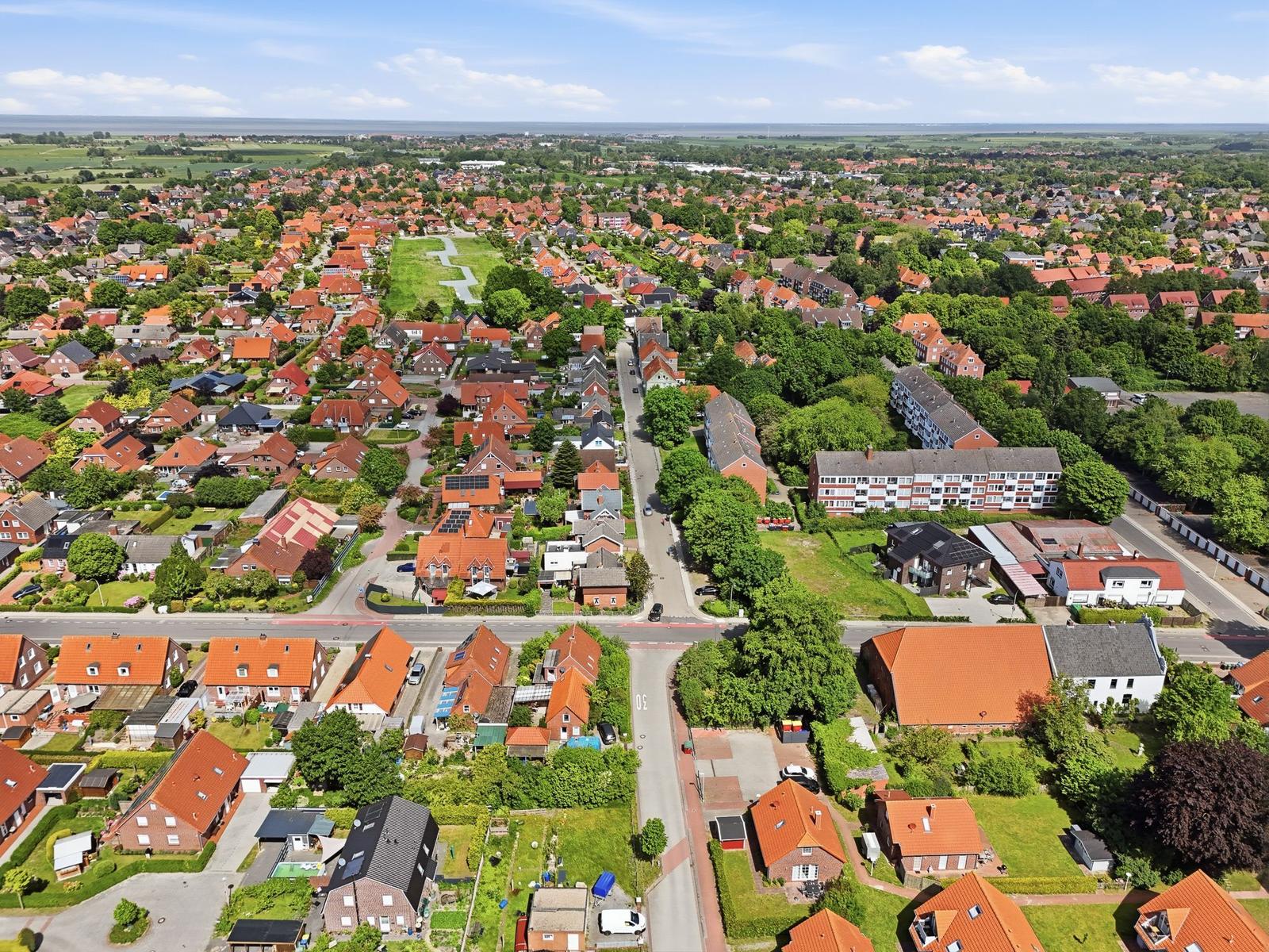 Aussicht auf Wohngebiet mit roten Dächern und grünen Gärten