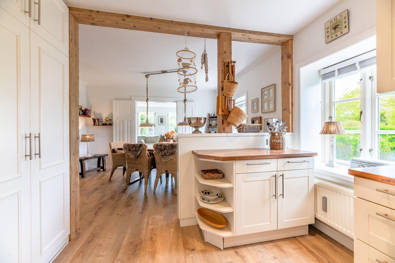 Küche mit Holzwerkzeug, Essbereich und Fensterblick
