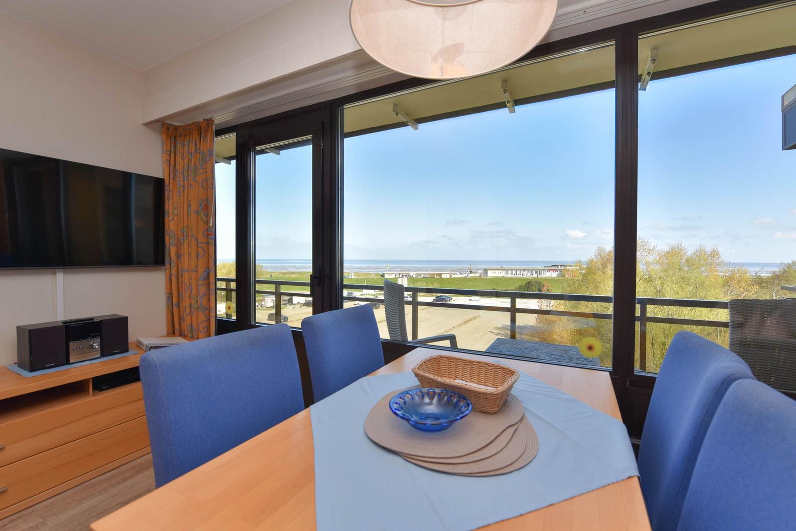 Esszimmer mit Blick aufs Meer und Balkon