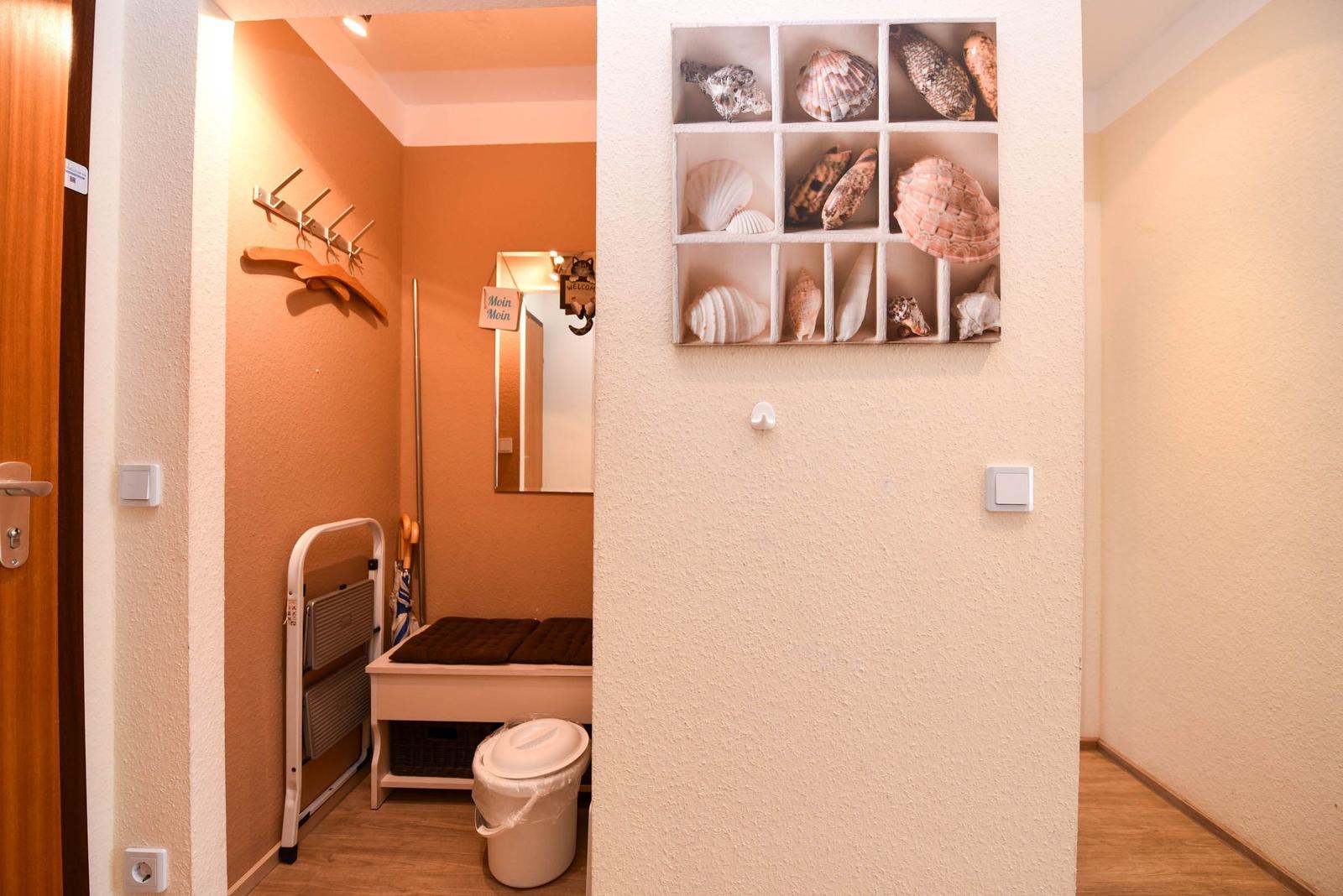Eingangsbereich mit Schale-Wand, Kleiderhaken und Spiegel