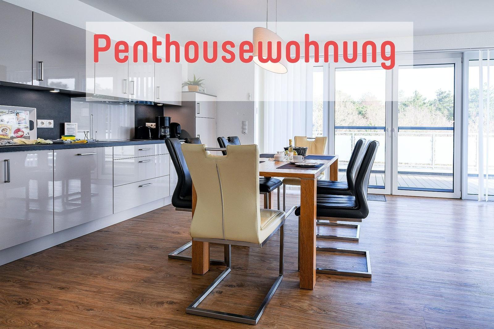 Moderne Küche mit Esstisch und Blick auf Balkon