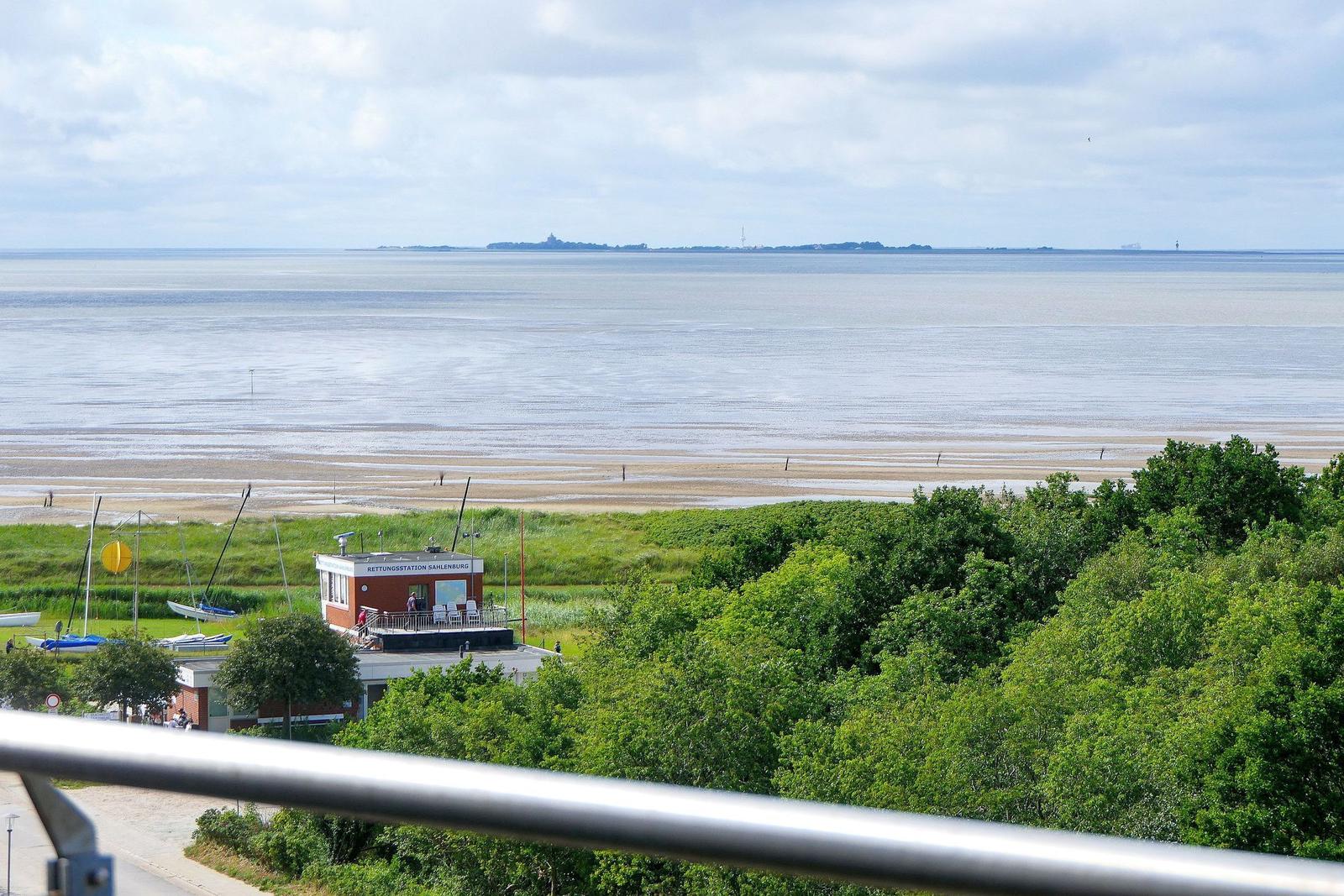 Wide view of the North Sea with beach and rescue station.