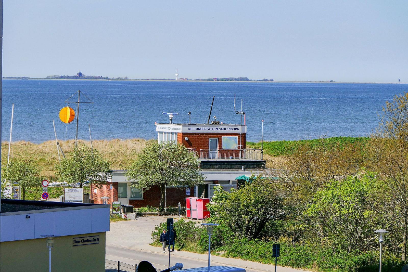 Rettungsstation Sahlenburg mit Blick auf das Meer und eine Insel.