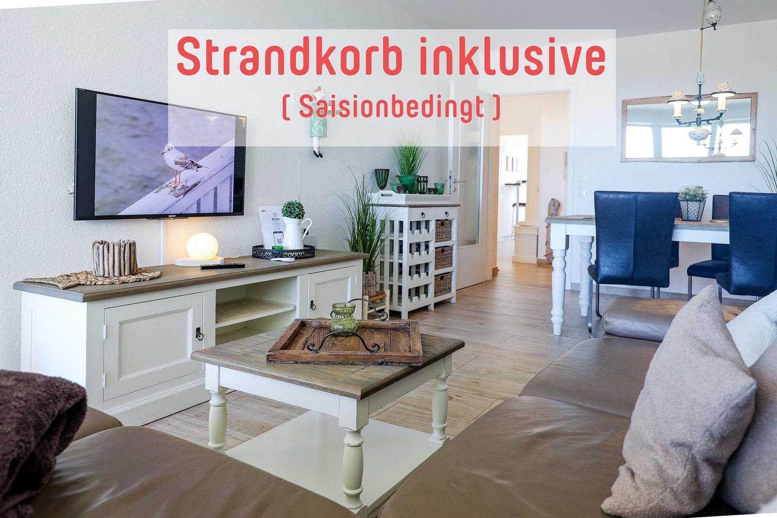 Wohn- und Essbereich mit TV, Sofa und Esstisch mit Stühlen.