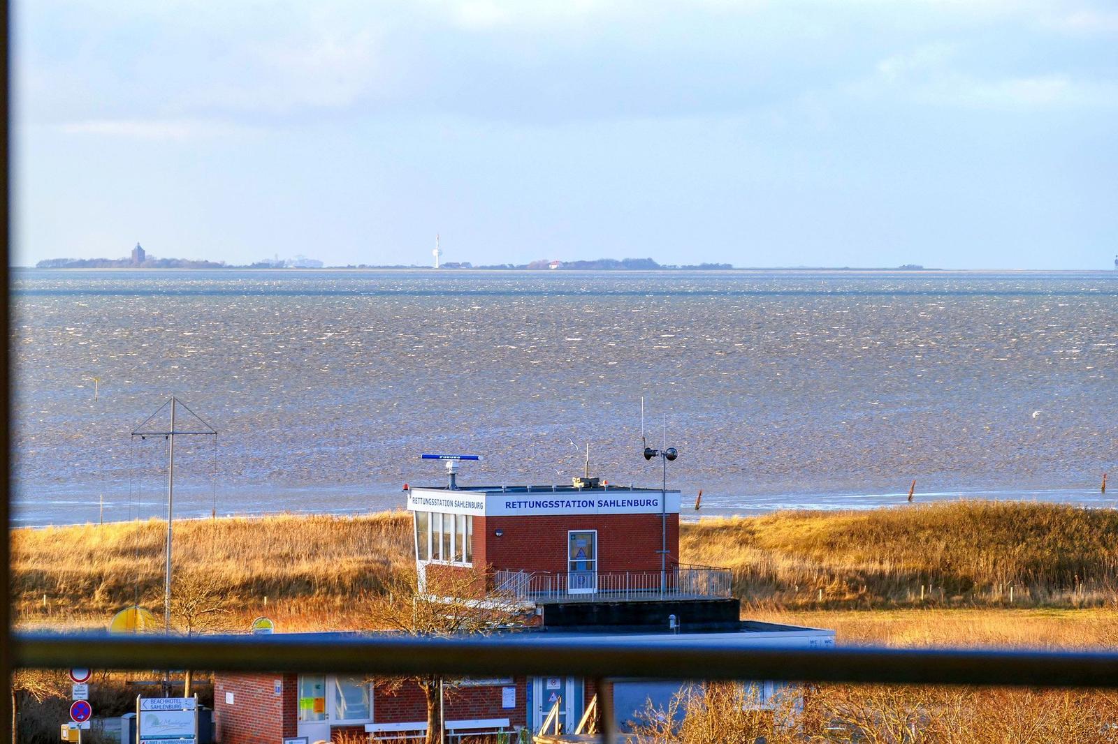 Rettungsstation Sahlenburg am Wasser mit Blick auf die Ferne.