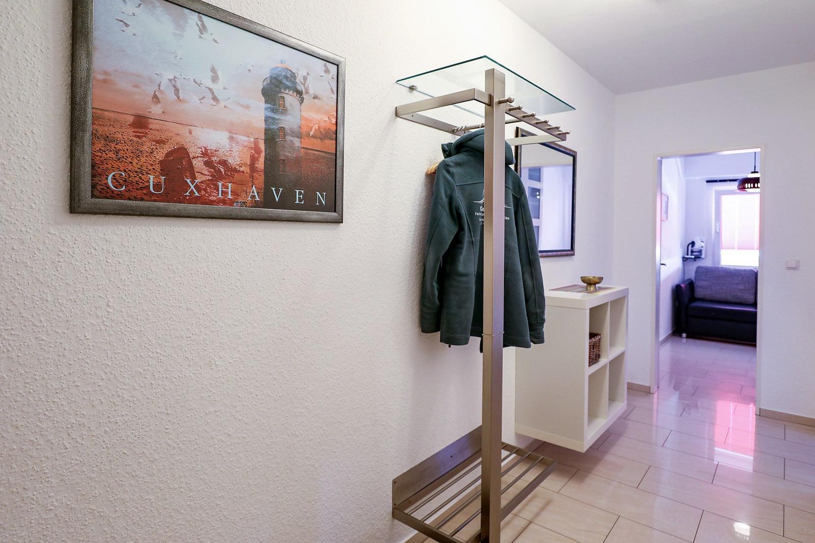 Hausflur mit Garderobe, Bild Cuxhaven und Blick in Wohnzimmer.