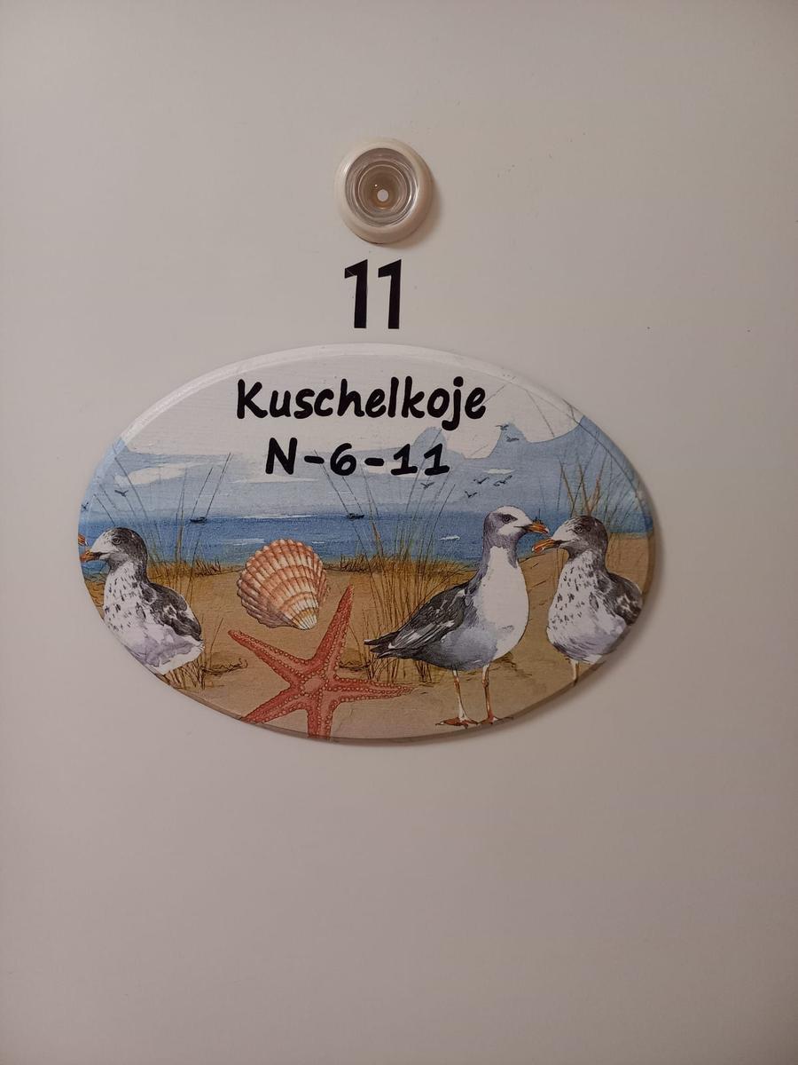 Unit 11 with beach motif: seagulls, shell, and starfish on oval plaque.