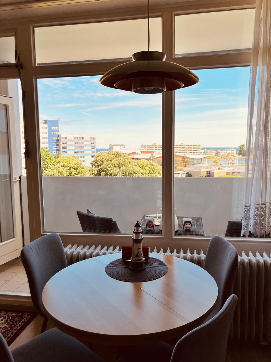 Round dining room with view of the city and the sea.