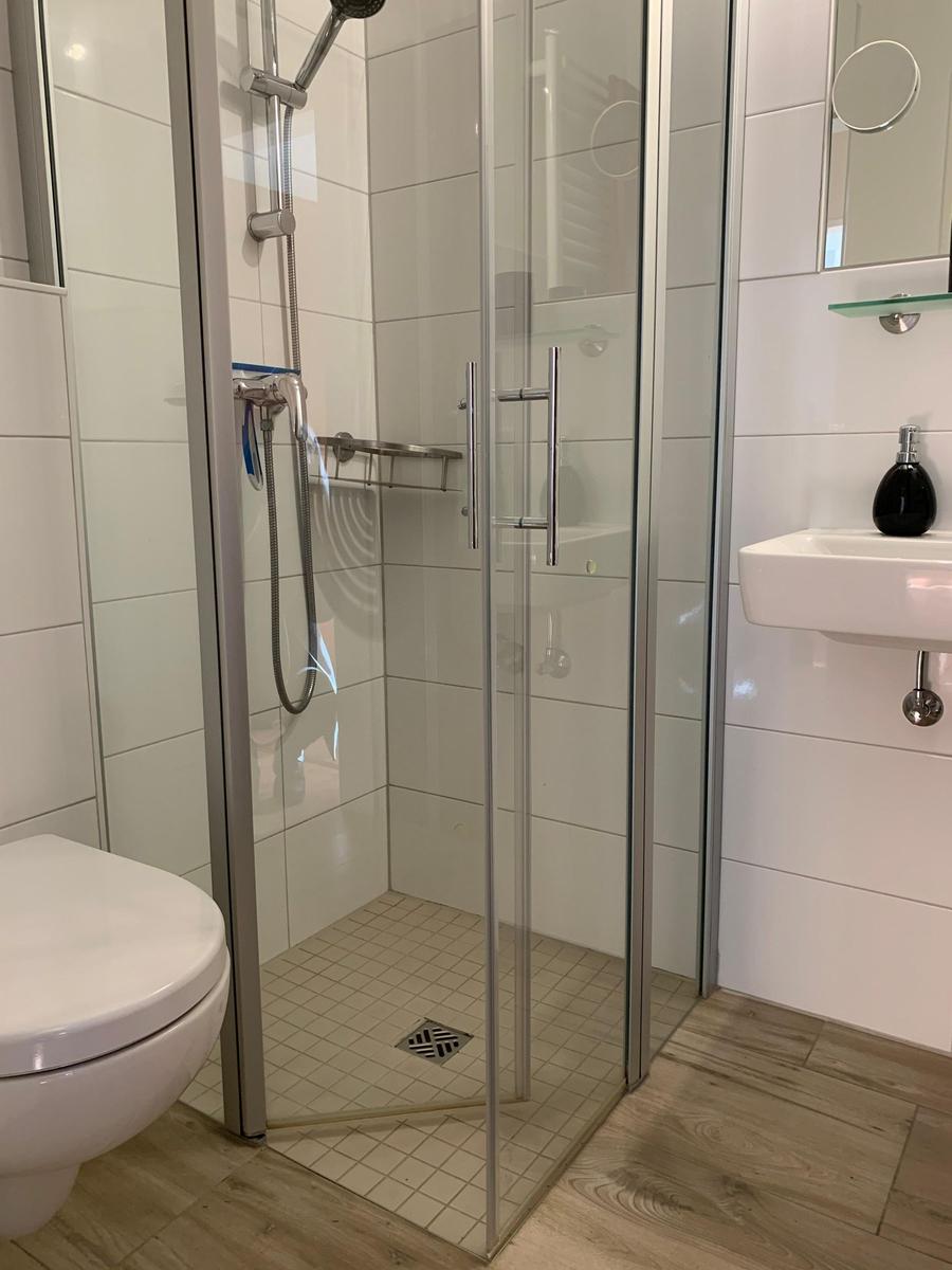 Bad mit Dusche, Toilette und Waschbecken