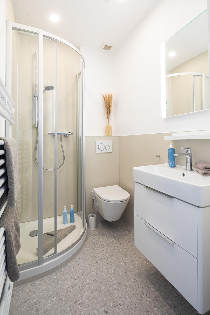 Badezimmer mit Dusche, Toilette und Waschbecken