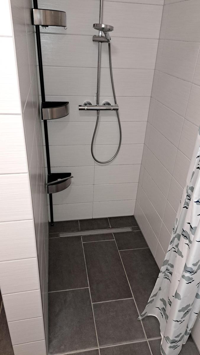 Dusche mit Duschbrause, Regendusche und Duschvorhang