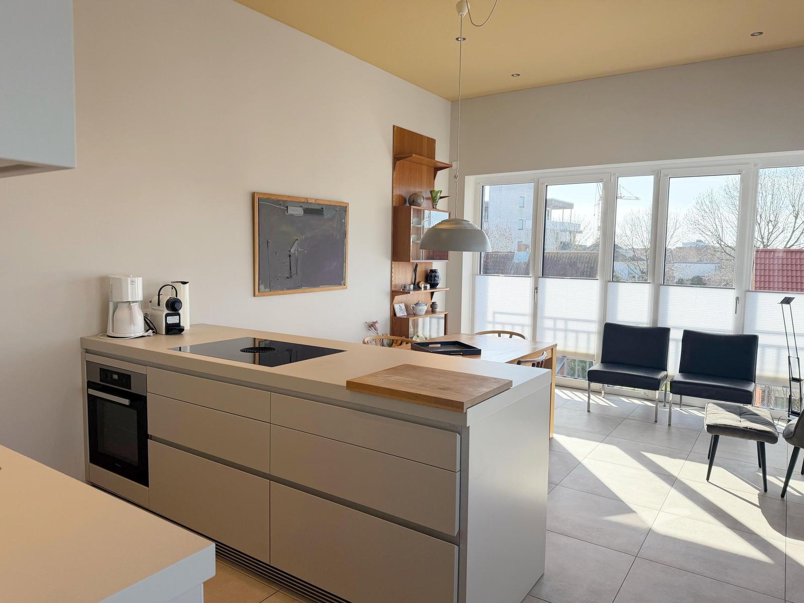 Küche mit Essbereich und großem Fensterblick
