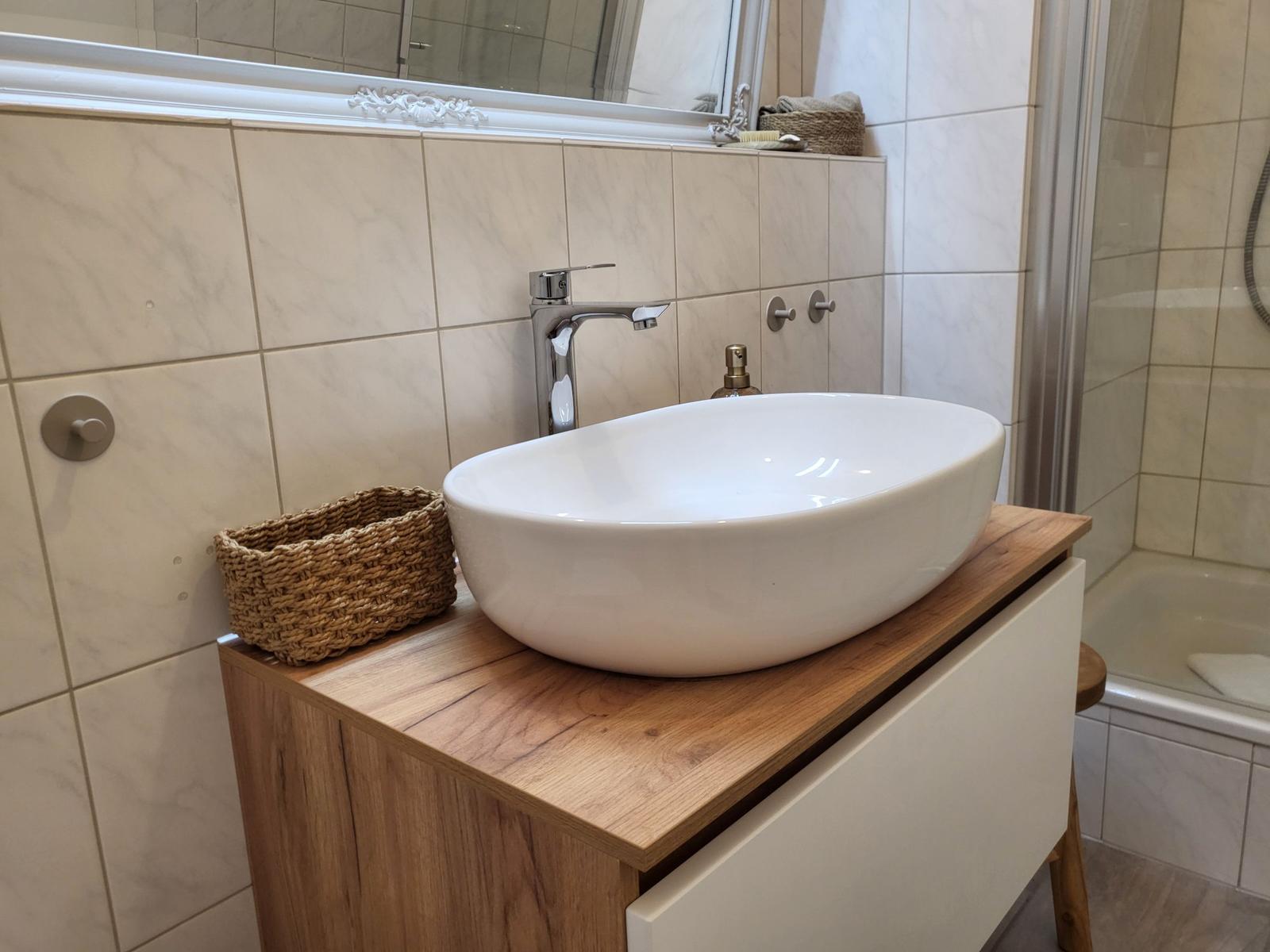 Bad mit Waschtisch, Spiegel und Dusche