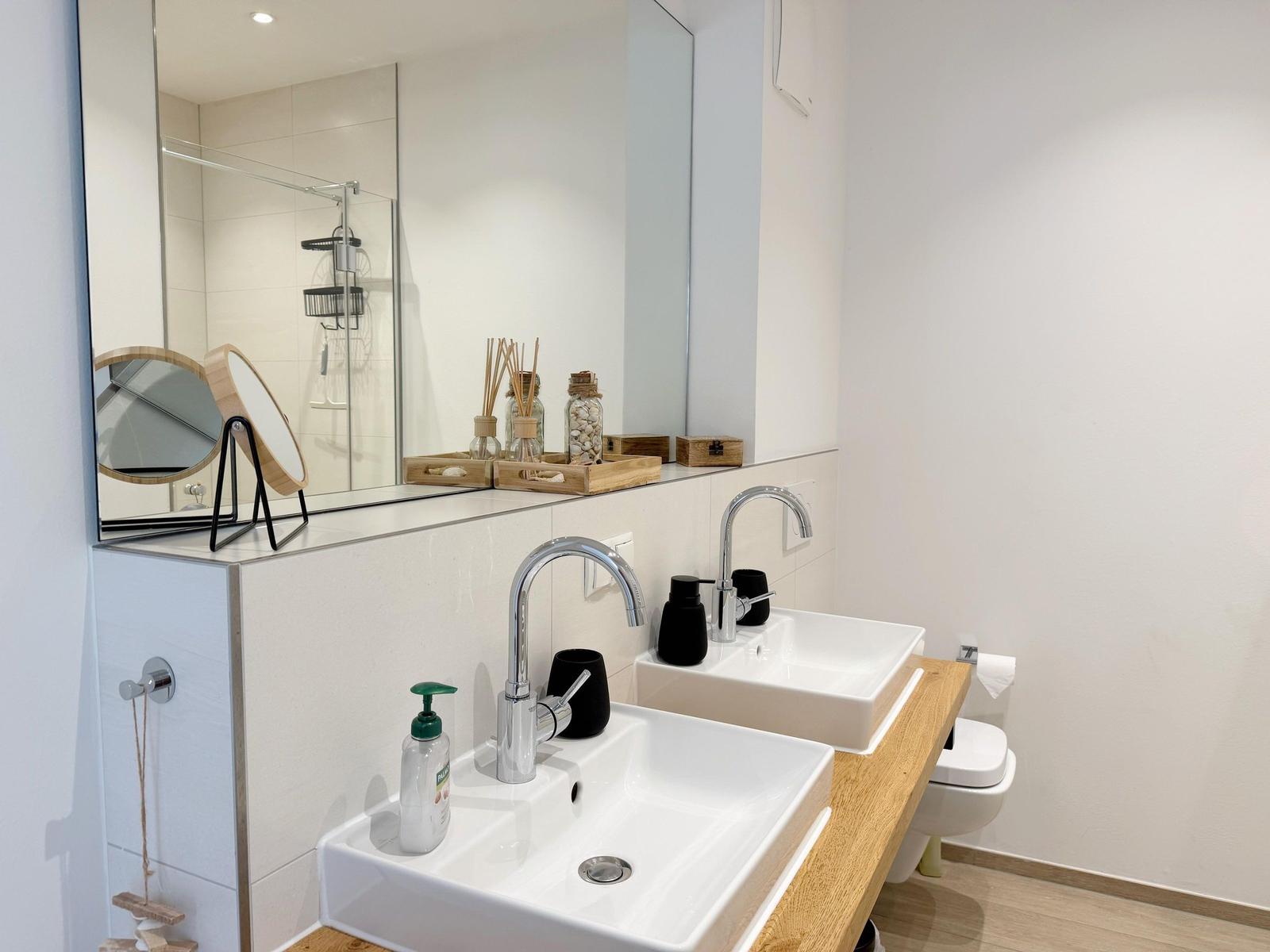 Bad mit zwei Waschbecken, Spiegel und Dusche