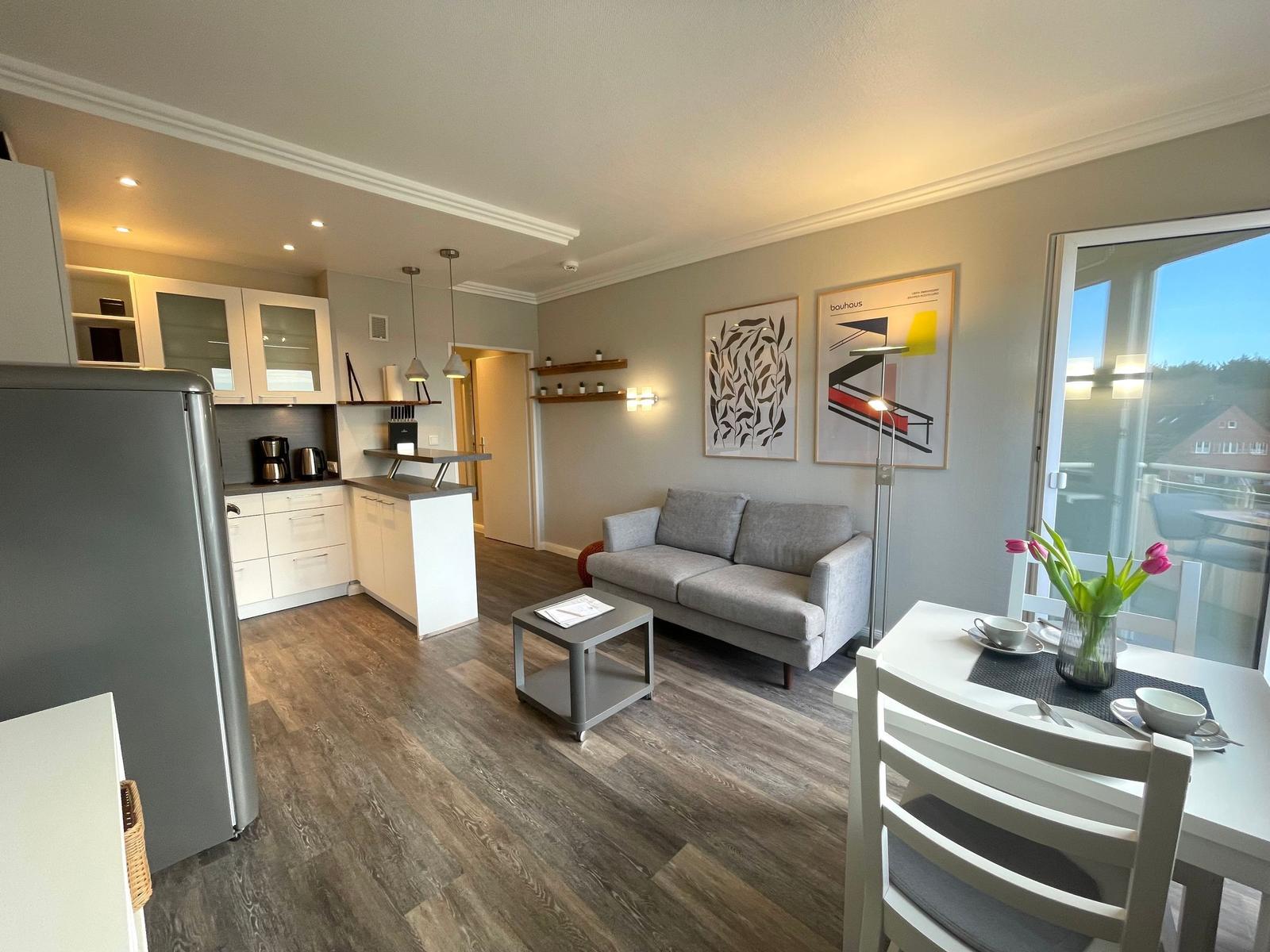 Wohnung mit Küche, Wohnzimmer und Essbereich. Balkon mit Aussicht.
