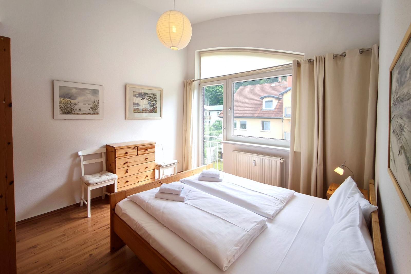 Freundlich gestaltetes erstes Schlafzimmer für erholsame Nächte auf Usedom