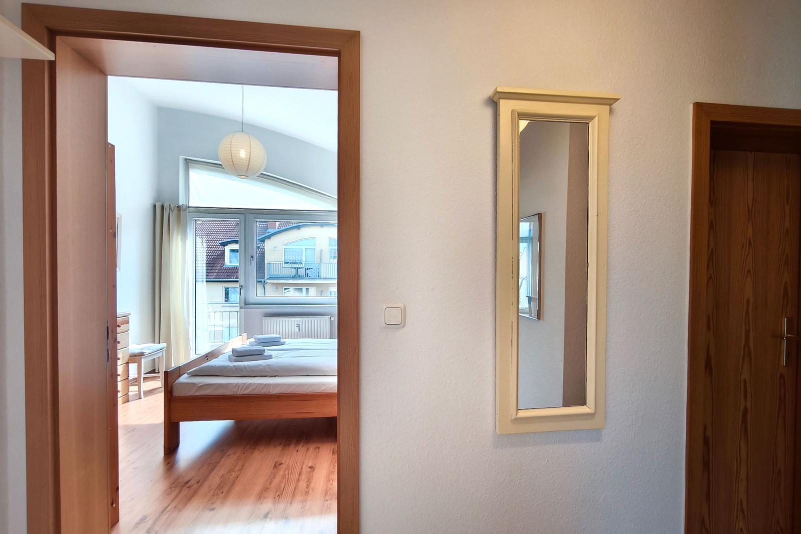 Blick aus dem Flur in den hellen Eingangsbereich der Ferienwohnung