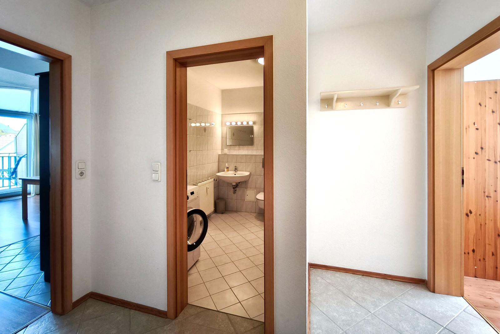 Gepflegter Wohnungsflur mit Spiegel und praktischer Garderobe