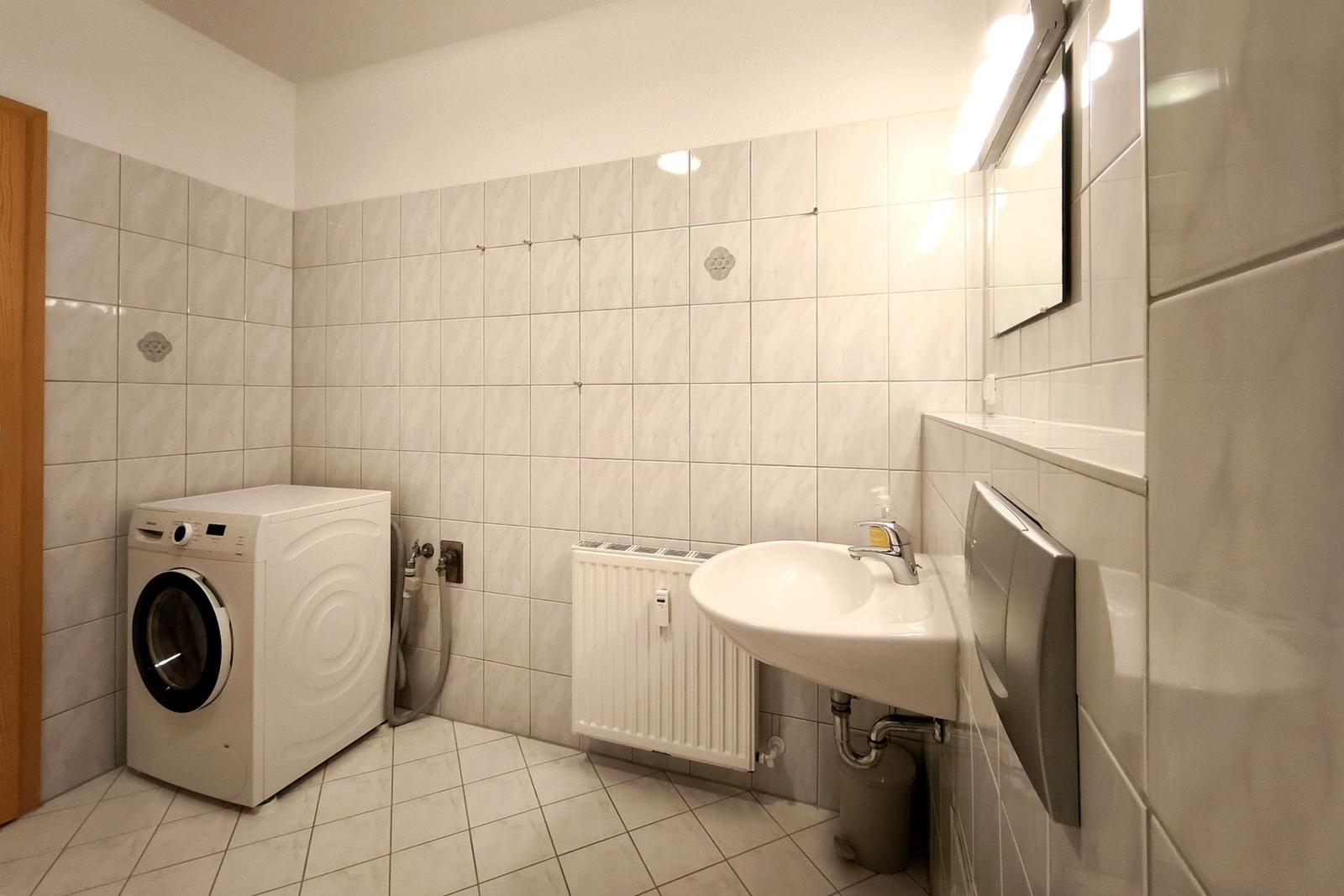 Detailansicht des Badezimmers mit viel Stellfläche für Ihre Utensilien