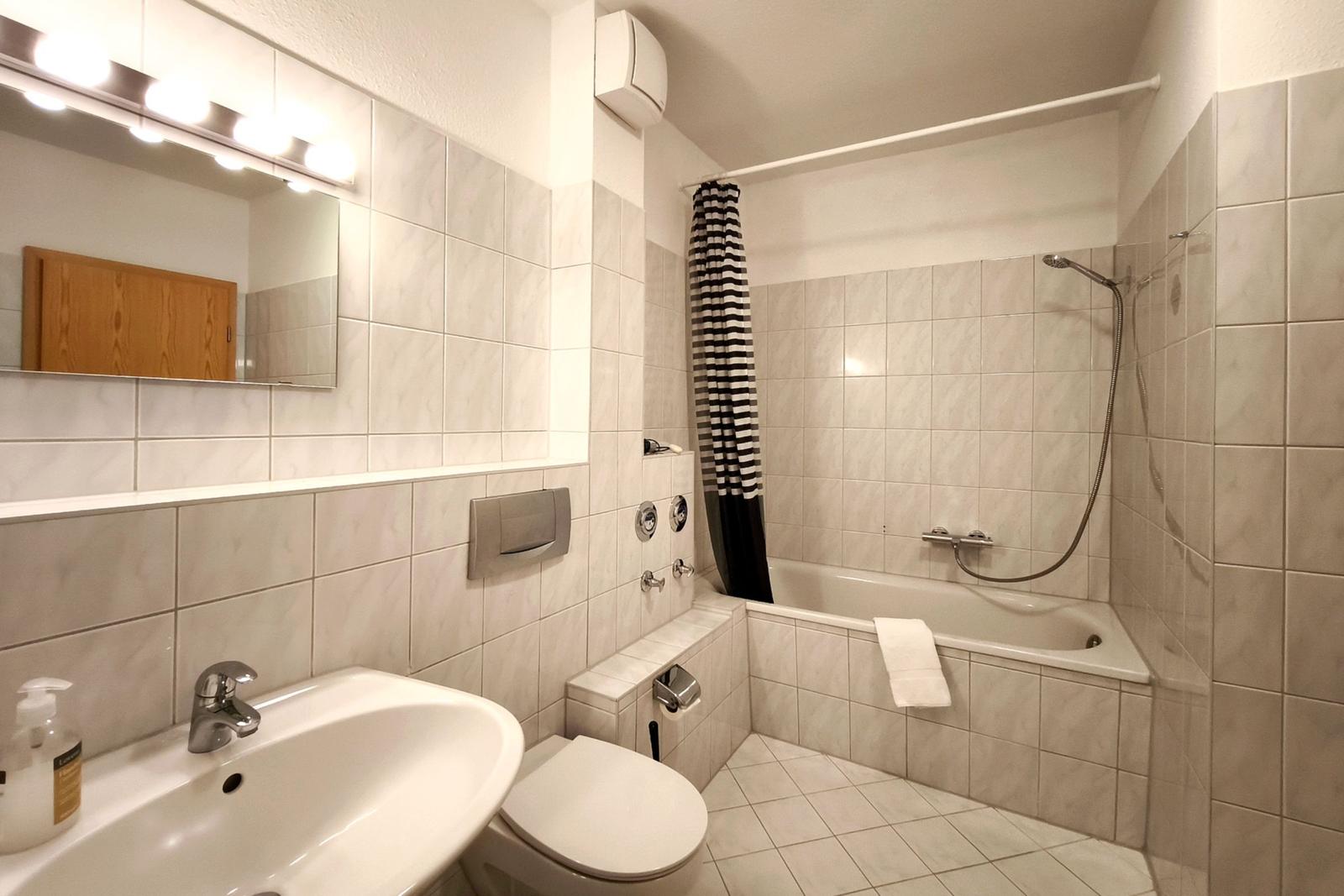 Komfortabler Dusch- und Wannenbereich im gepflegten Badezimmer