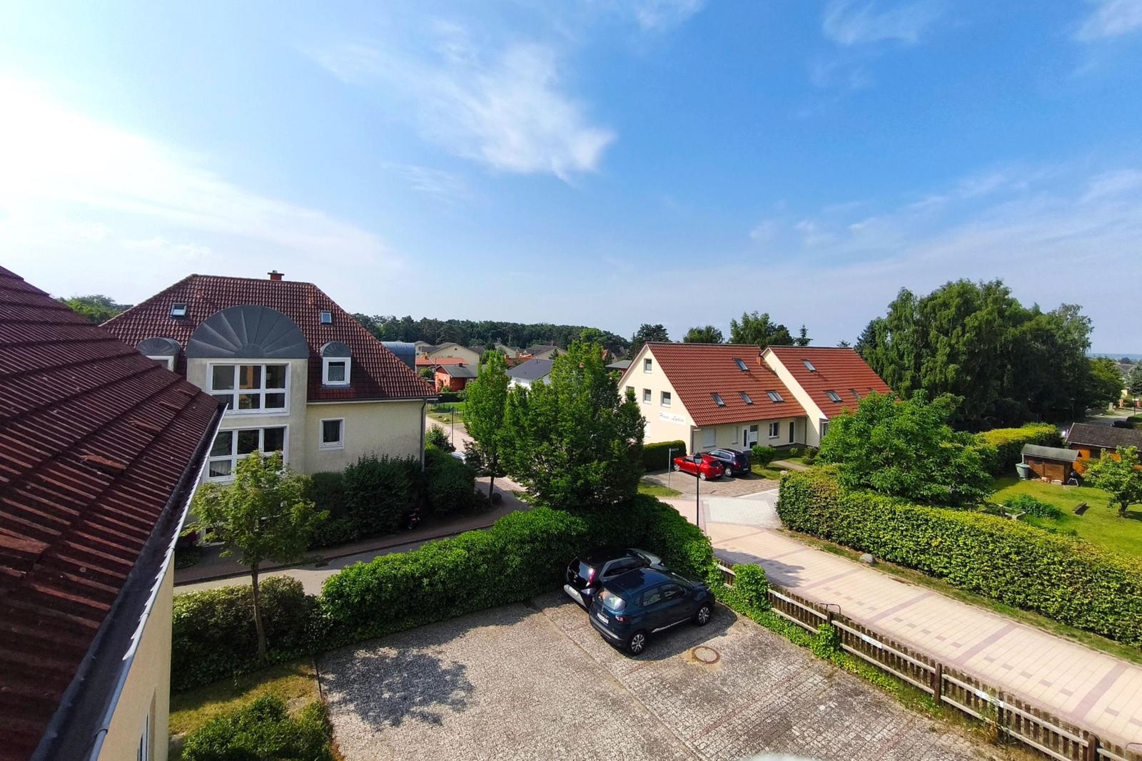 Blick ins Grüne und auf die verkehrsberuhigte Umgebung des Hauses