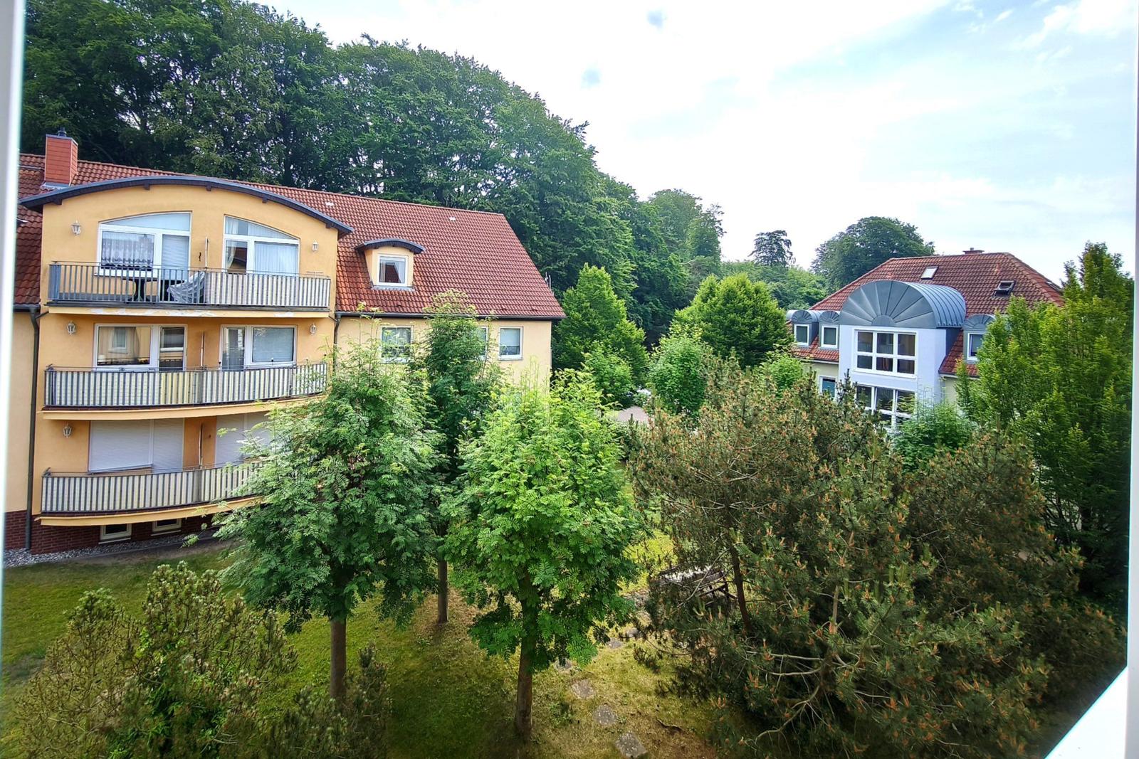 Idyllische Nachbarschaft und dichte Baumkronen rund um das Urlaubsdomizil