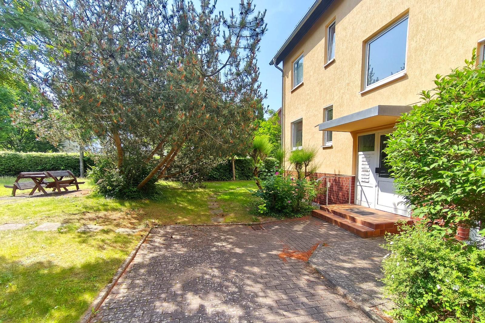 Außenansicht des modernen Ferienhauses in der Waldstraße nahe der Ostsee