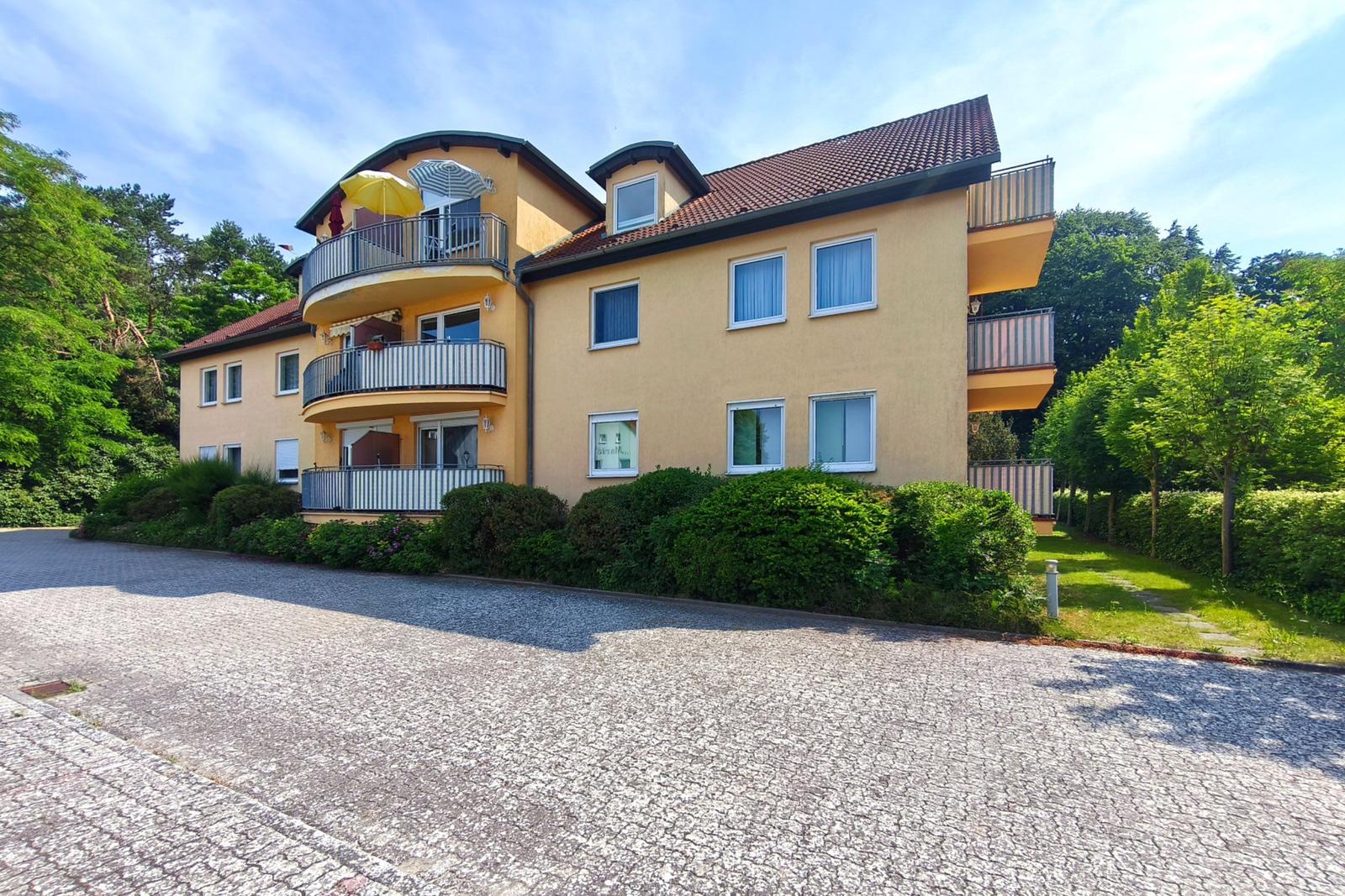 Hauptansicht der strandnahen Unterkunft mit ansprechender Architektur