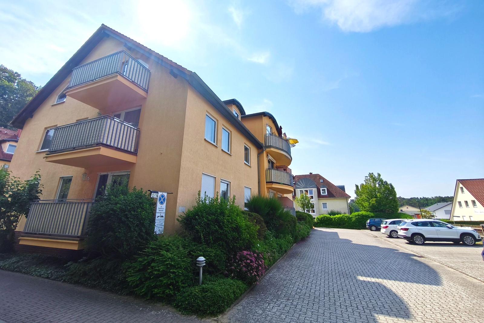 Gepflegtes Grundstück der Ferienanlage unter blauem Sommerhimmel