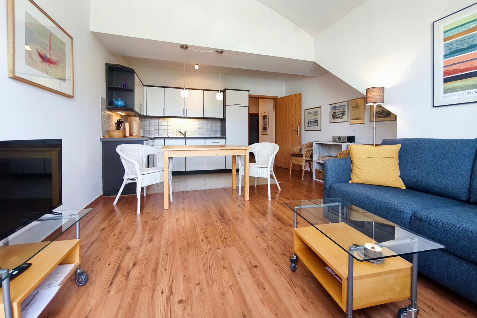 Helles und großzügiges Wohnzimmer der Ferienwohnung in Koserow