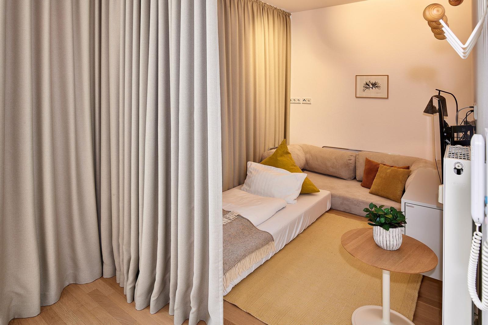 Wohn-Essbereich mit Schlaf-Couch im lalo18, Hauptstraße 9, Lüttjeod Apartmentvilla 18 auf Langeoog