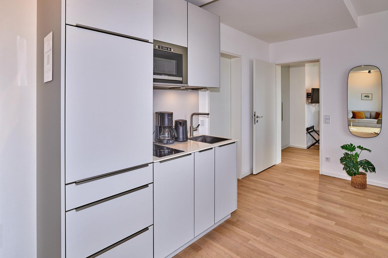 Küchenzeile mit Mikrowelle im lalo18, Hauptstraße 9, Lüttjeod Apartmentvilla 18 auf Langeoog