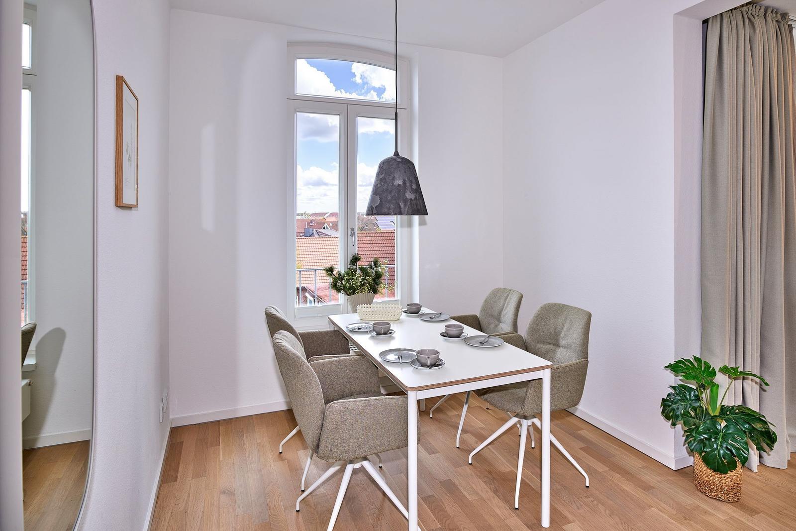 Wohn-Essbereich mit Esstisch im lalo18, Hauptstraße 9, Lüttjeod Apartmentvilla 18 auf Langeoog