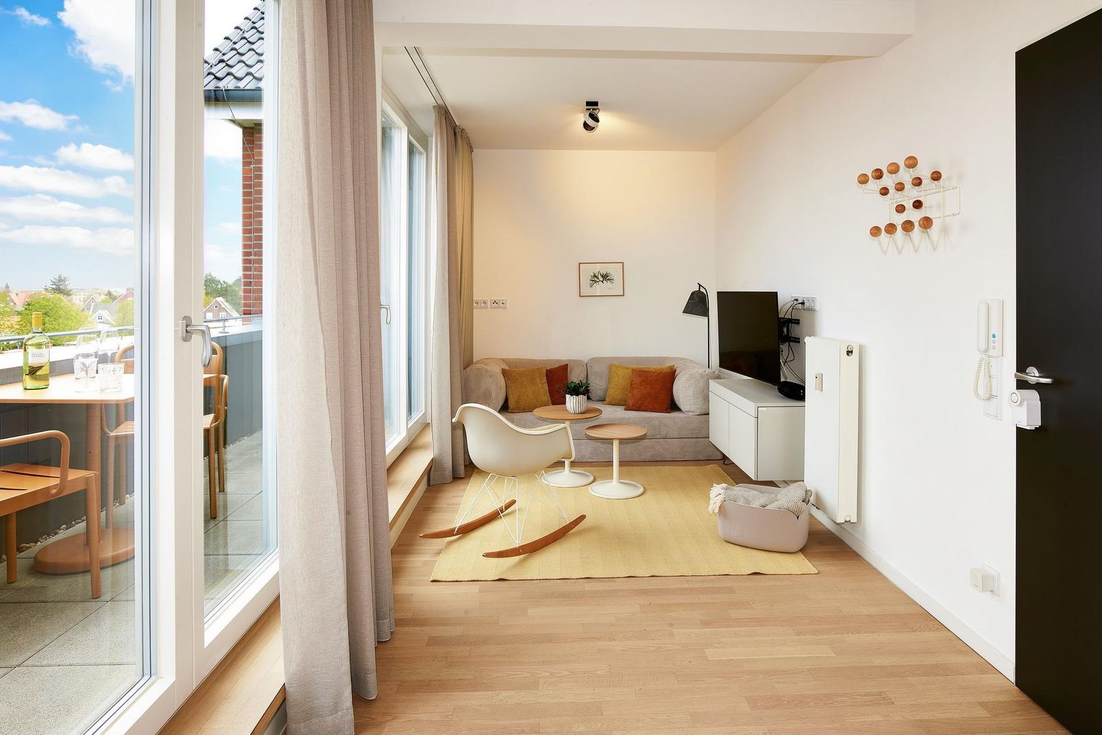 Wohn-Ess-Schlafbereich mit Couch im lalo18, Hauptstraße 9, Lüttjeod Apartmentvilla 18 auf Langeoog