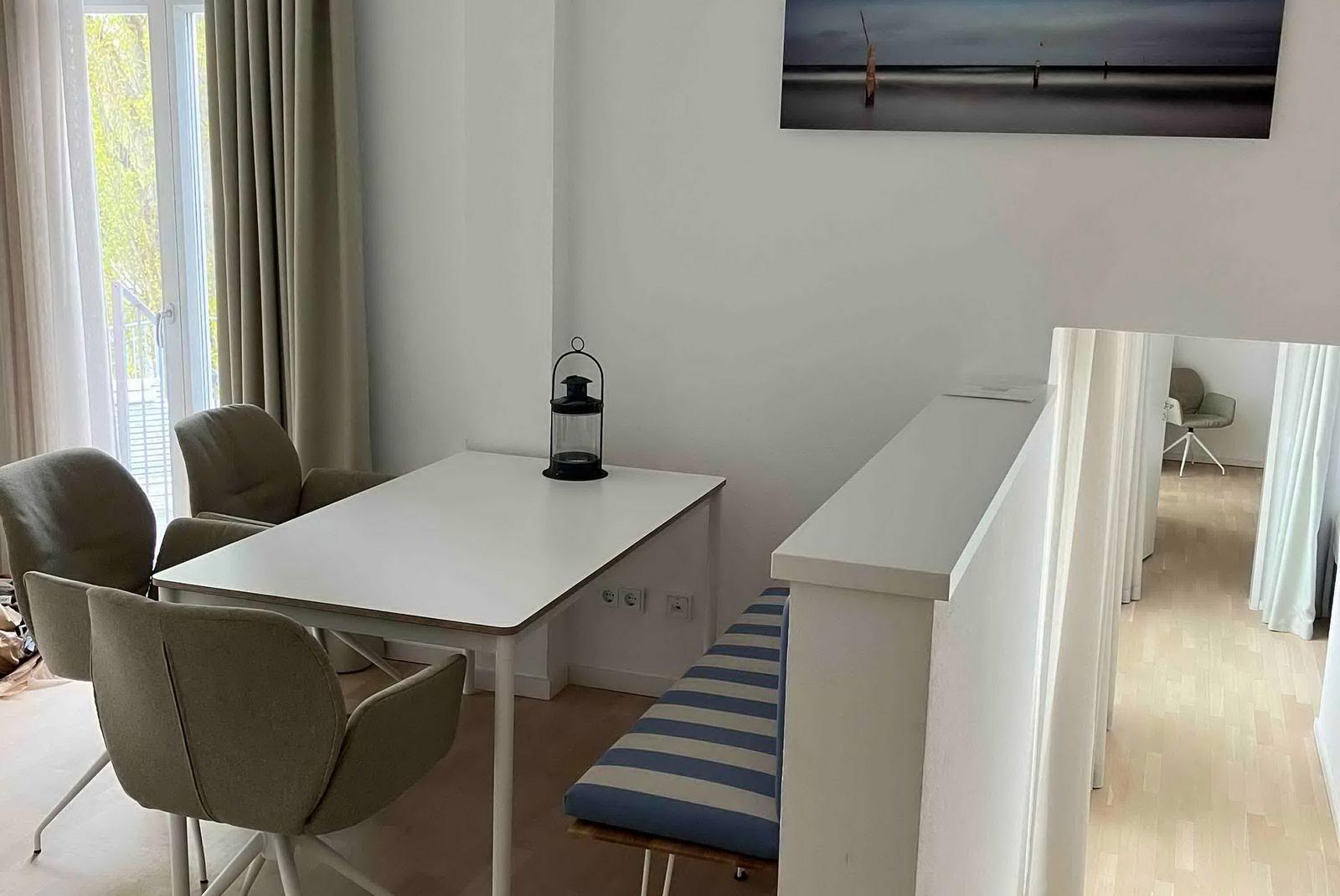 Wohn-Essbereich mit Sitzgelegenheit im lalo09, Hauptstraße 9, Lüttjeod Apartmentvilla 09 auf Langeoog