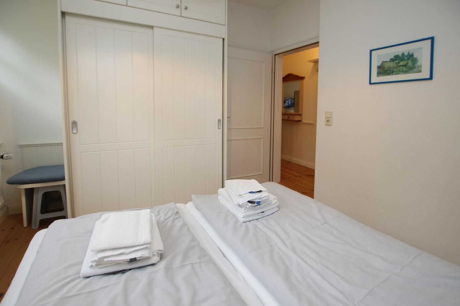 gemütliches Doppelbett mit großem Kleiderschrank