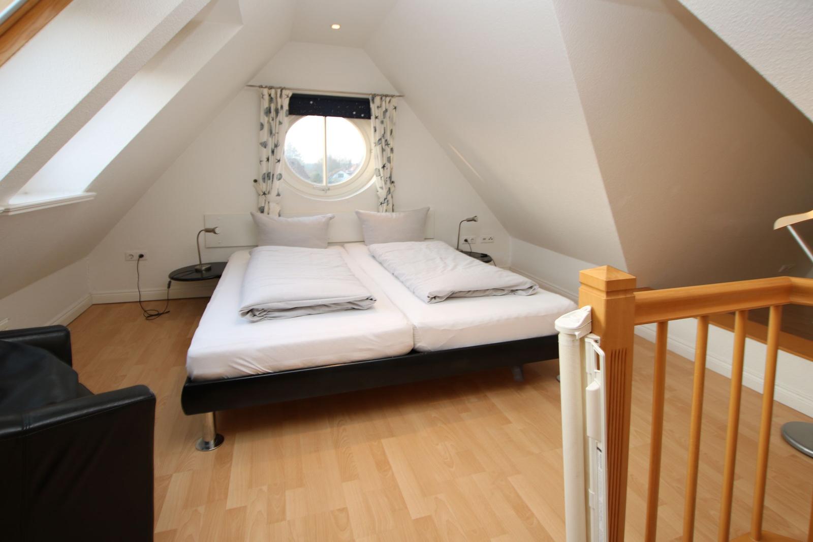 Doppelbett mit Dachfenster