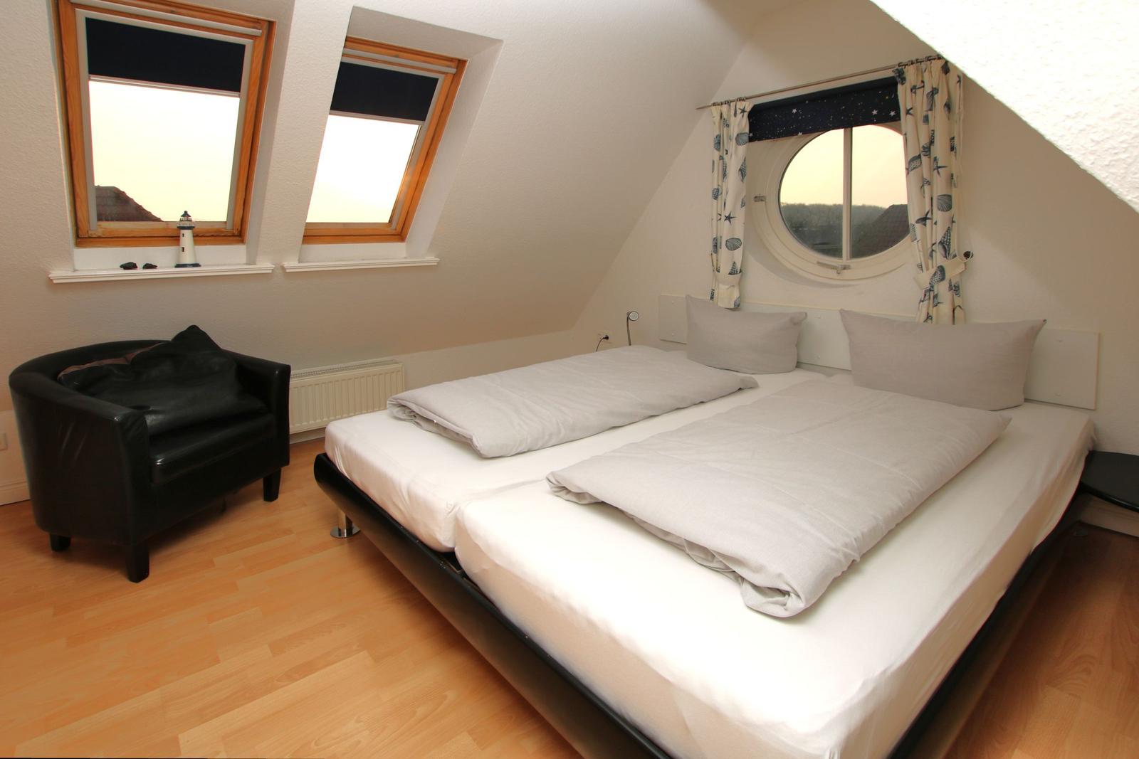 Doppelbett mit Dachfenster