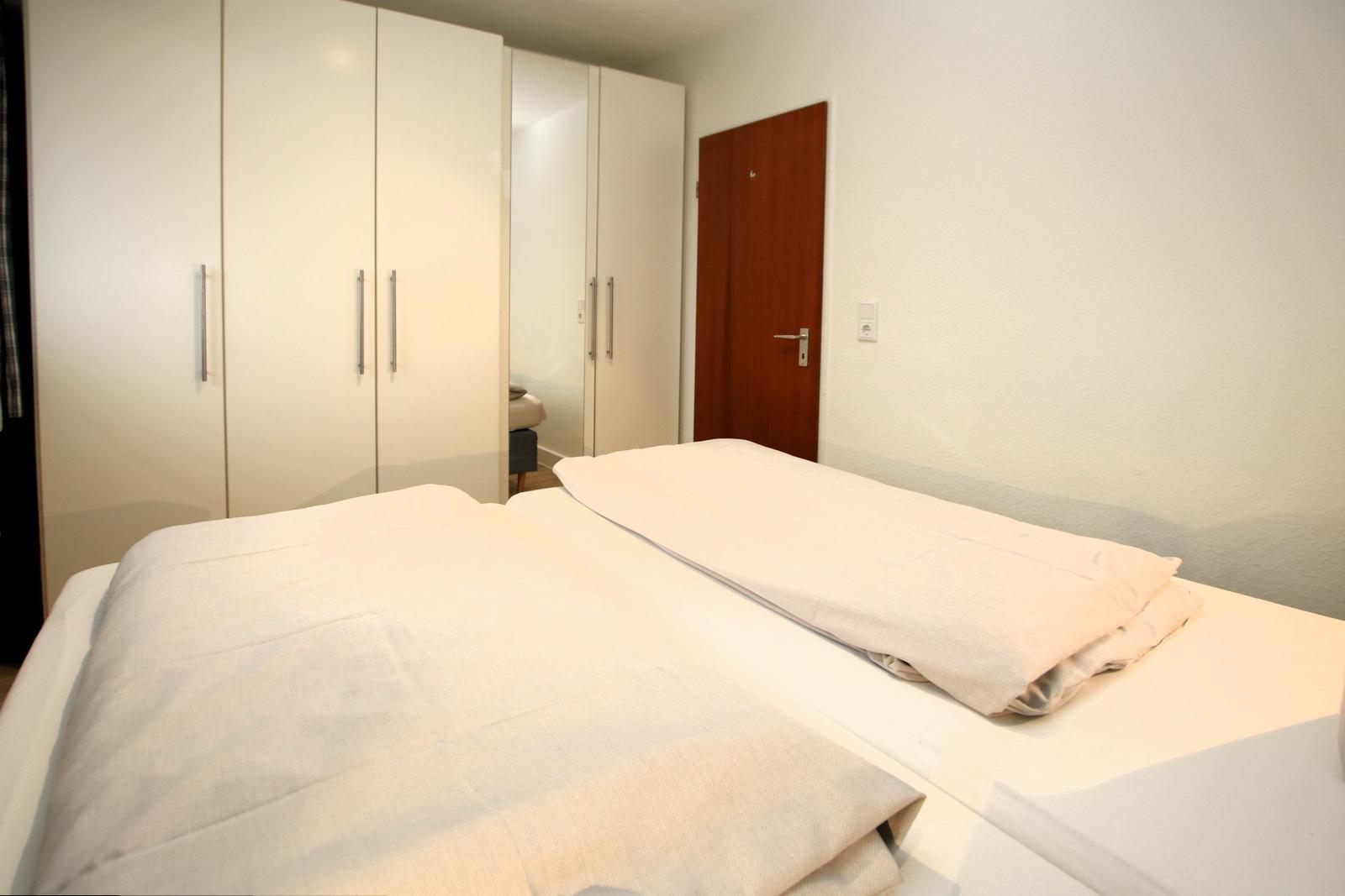 gemütliches Doppelbett mit großem Kleiderschrank