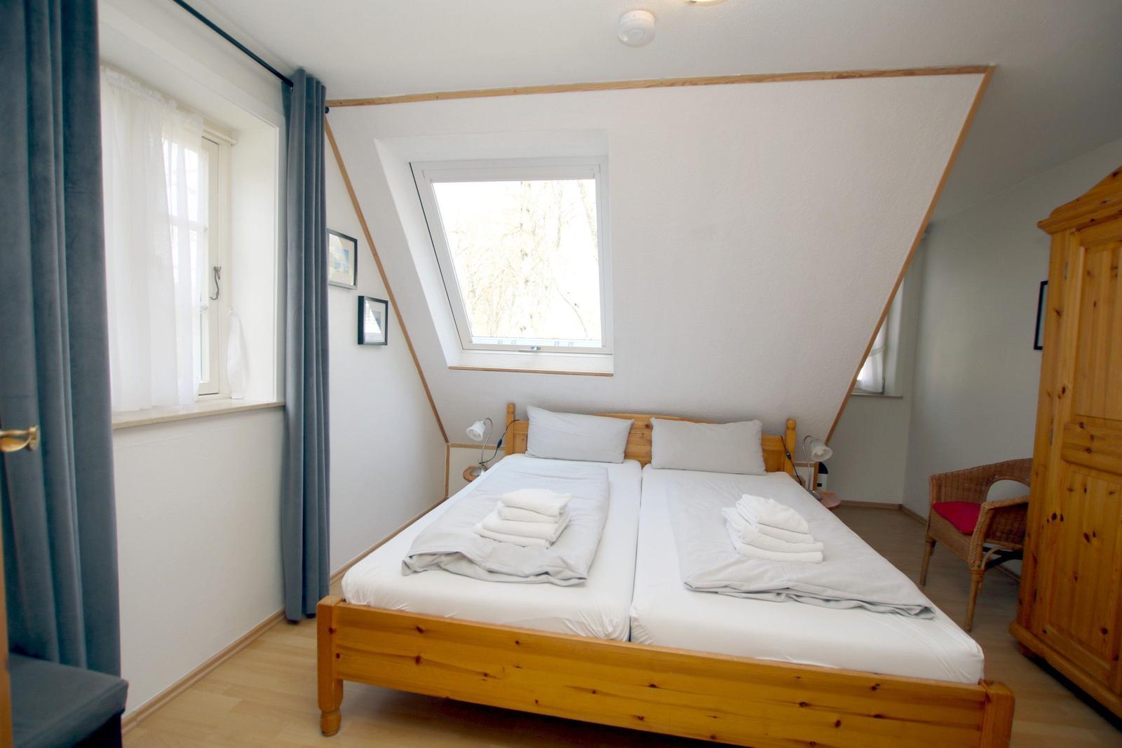 Schlafzimmer mit Doppelbett